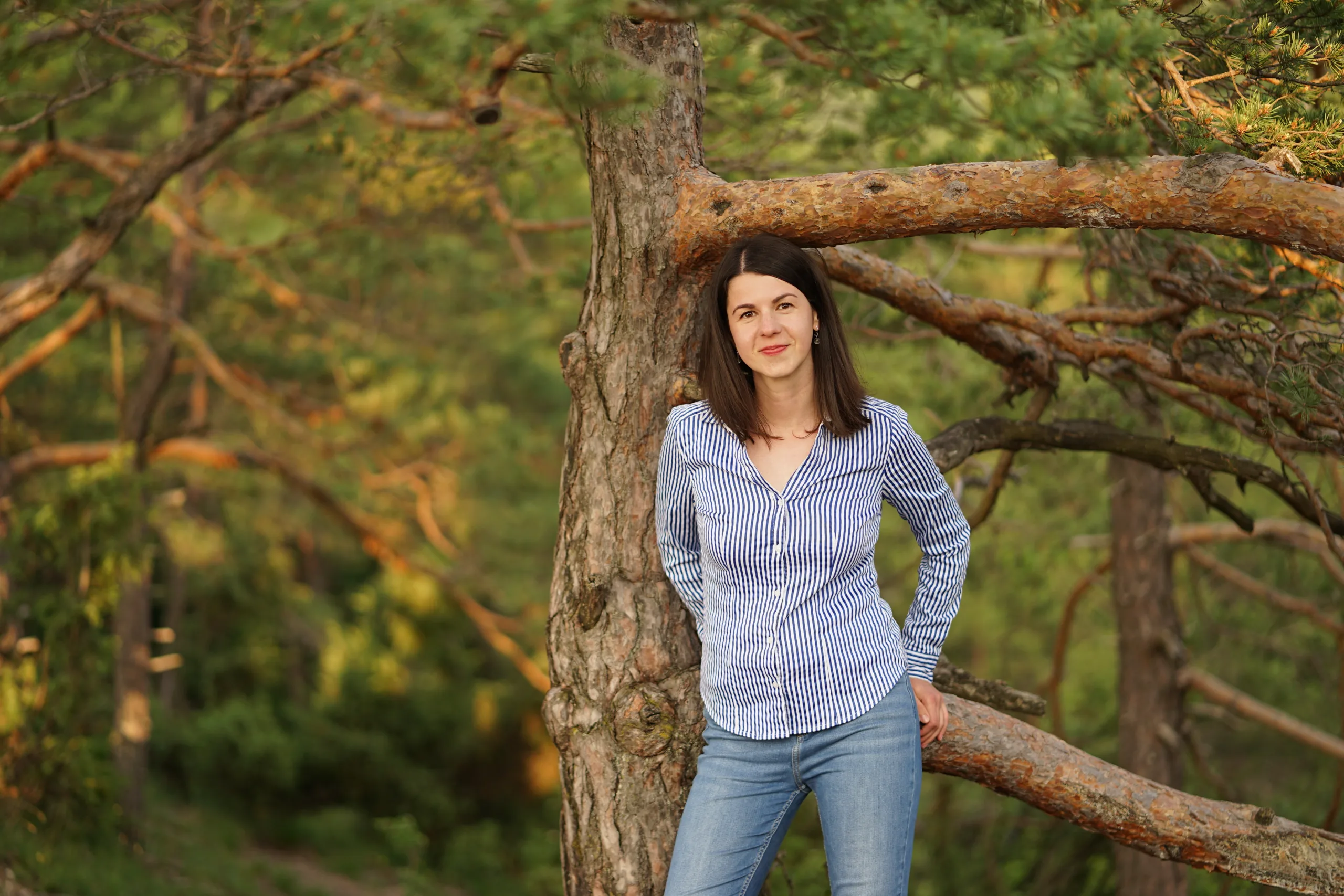 Ivana Bednárová, ikigai koučka, ktorá sa v pokoji opiera o strom v lese