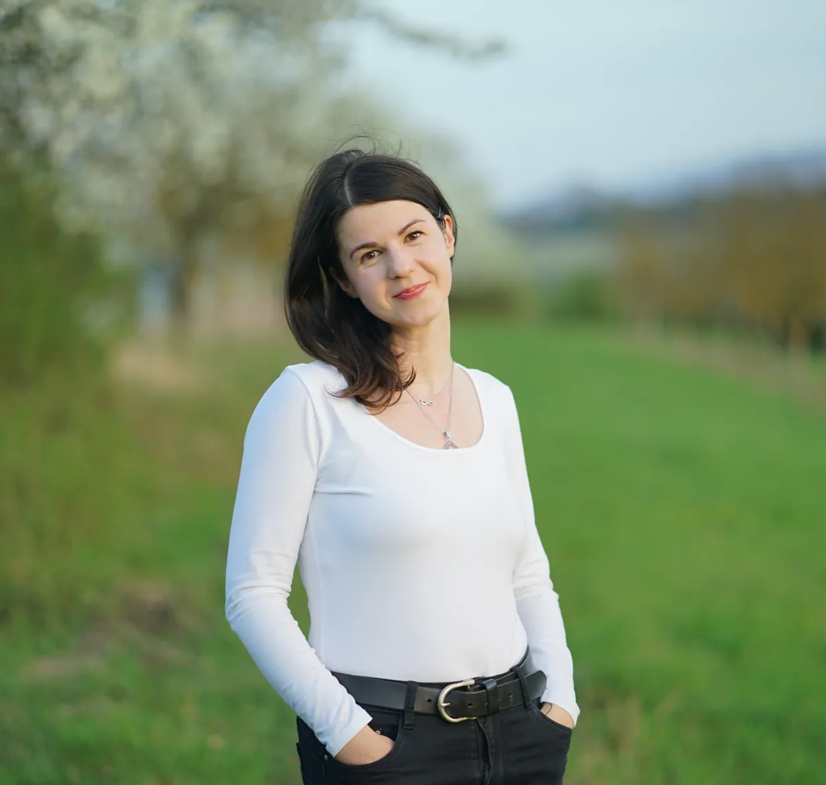 Ivana Bednárová na jarnej lúke